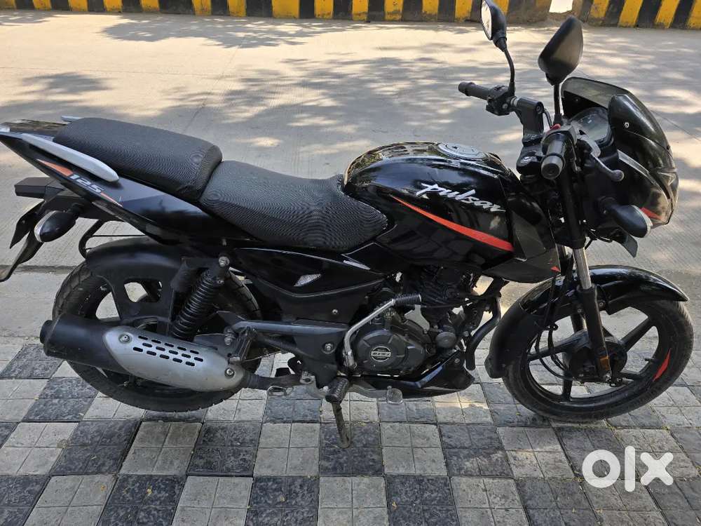 Bajaj pulsar 125cc 2021 model 1st owner showroom condition