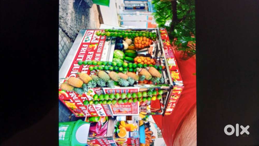 Fruit juice shop experience person