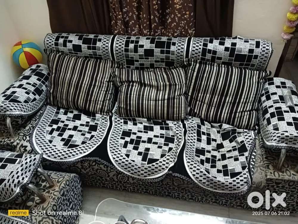 5 Seater Sofa with Centre Table and 16 piece sofa cover.