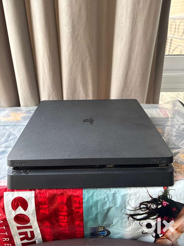 Ps4 Slim, Black colour