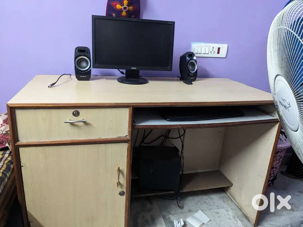 Computer table for sale