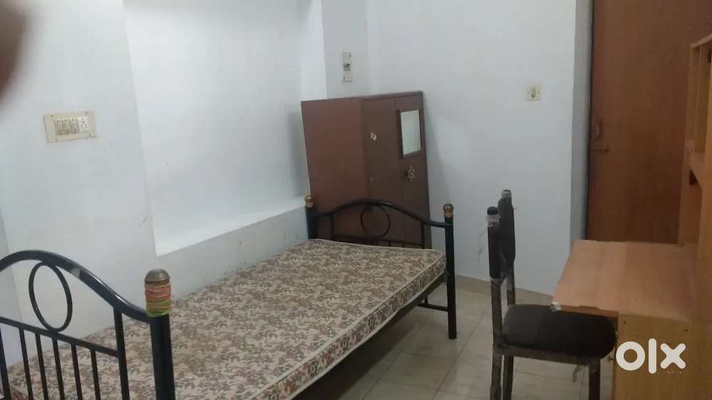 1 BBk studio Ground floor flat ,covered car park