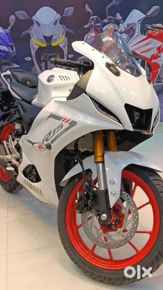 R 15 v4 white colour