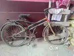 Ek tyre ka Rim kharab hai aur seat kharab hai,baki sab theek hai