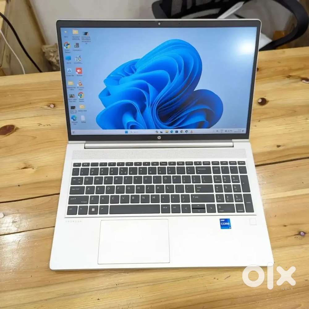 HP LAPTOP slim 8GEN i5