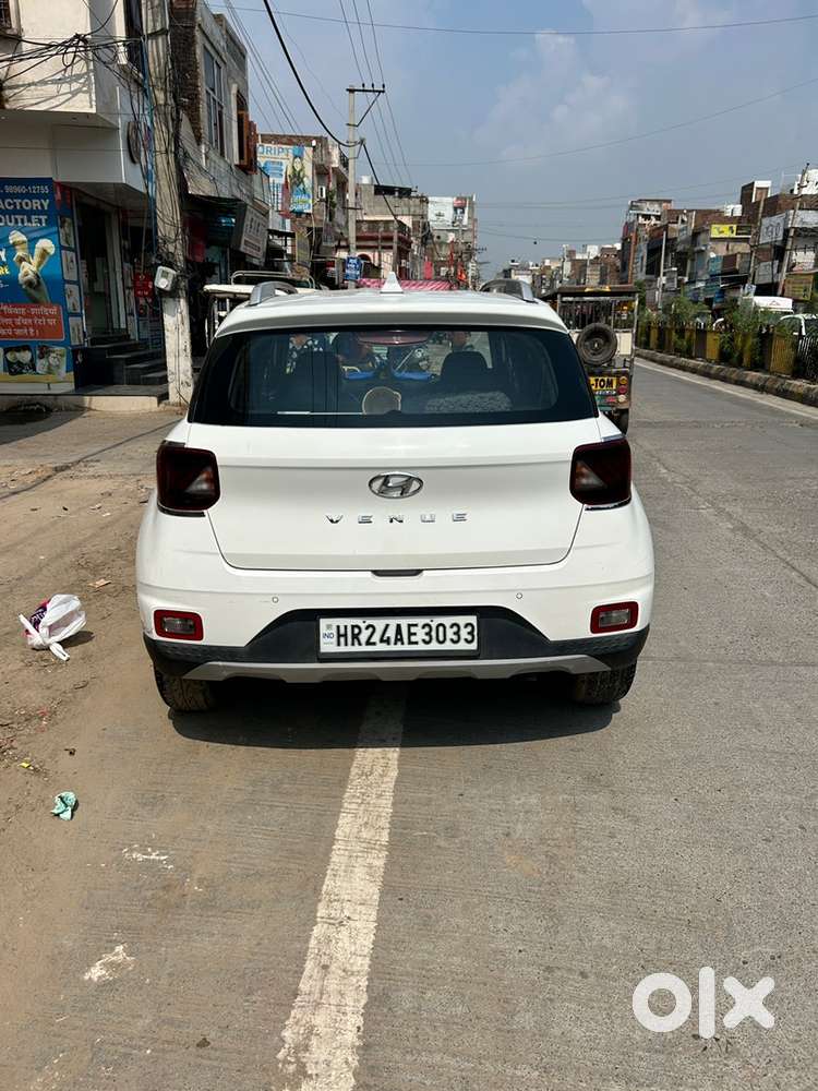 Hyundai Venue 2022 Petrol 75000 Km Driven