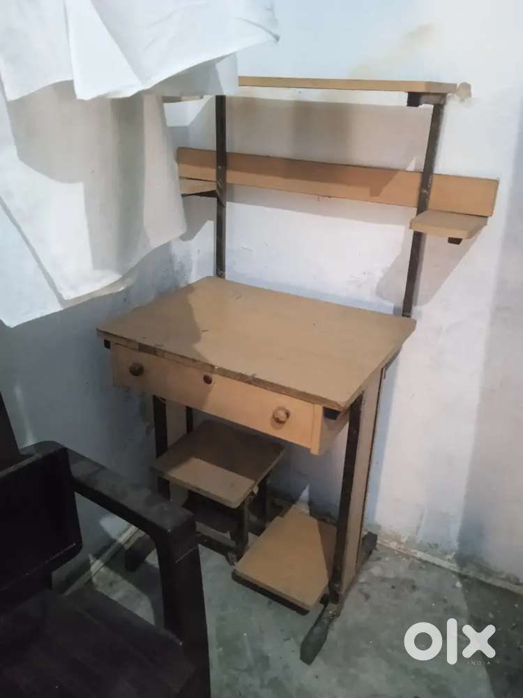 Computer table