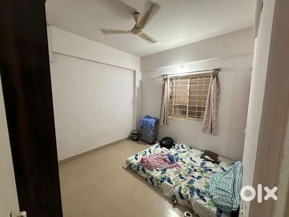 Single room available in 3bhk flat