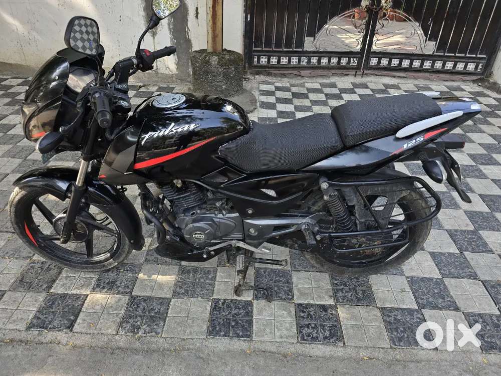 Bajaj pulsar 125cc 2021 model 1st owner showroom condition