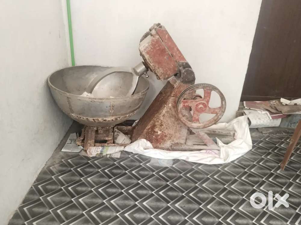 Mixing machine with motor