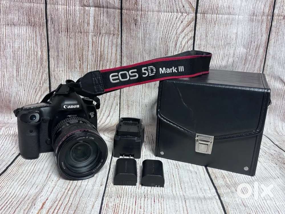 Canon EOS 5D Mark III 24 105mm f4 L IS USM Lens  2 Batteries  Charger