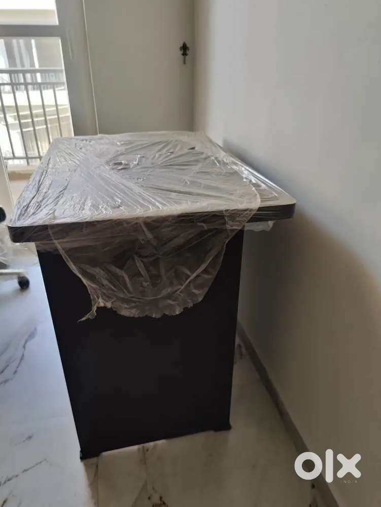 Laptop/ computer table and chair