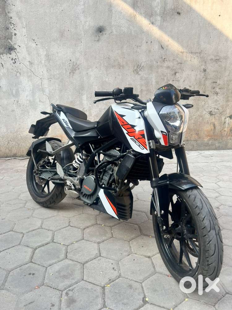 2016 APRIL KTM DUKE 200 BS3 TOP CLASS CONDITION SINGLE OWNER NEW TYRES