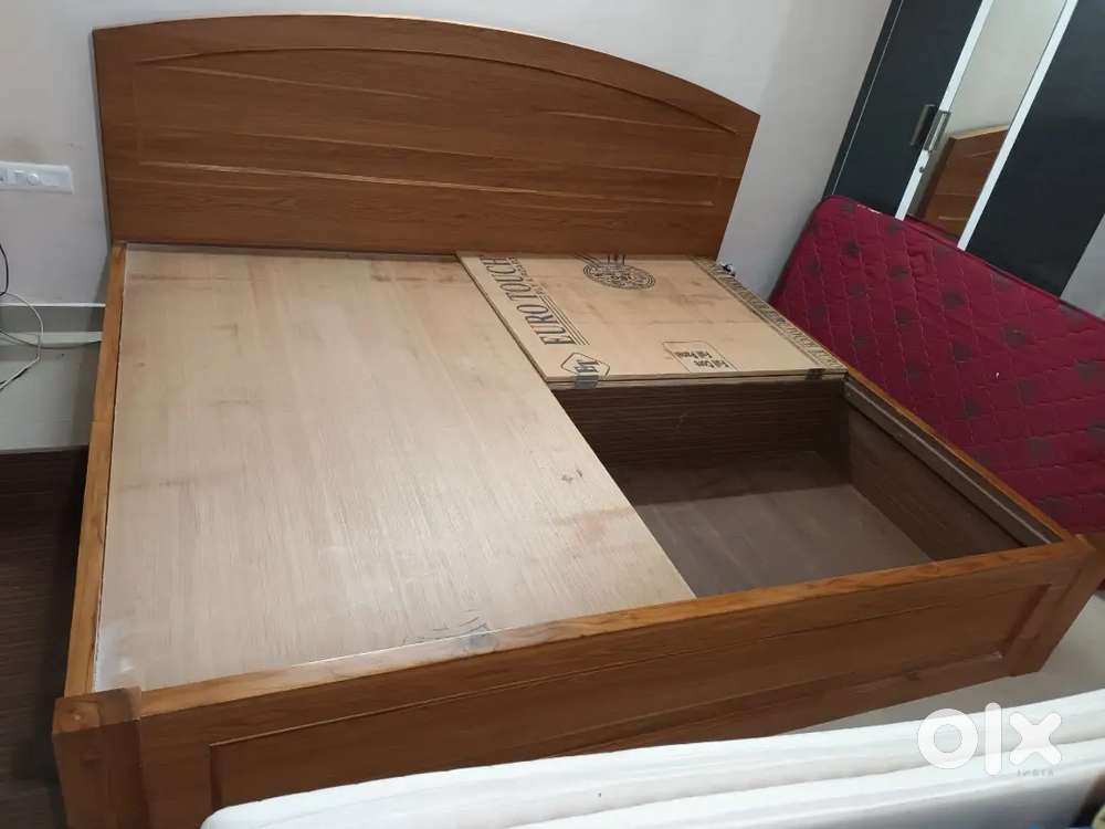King size bed with 4 storage box