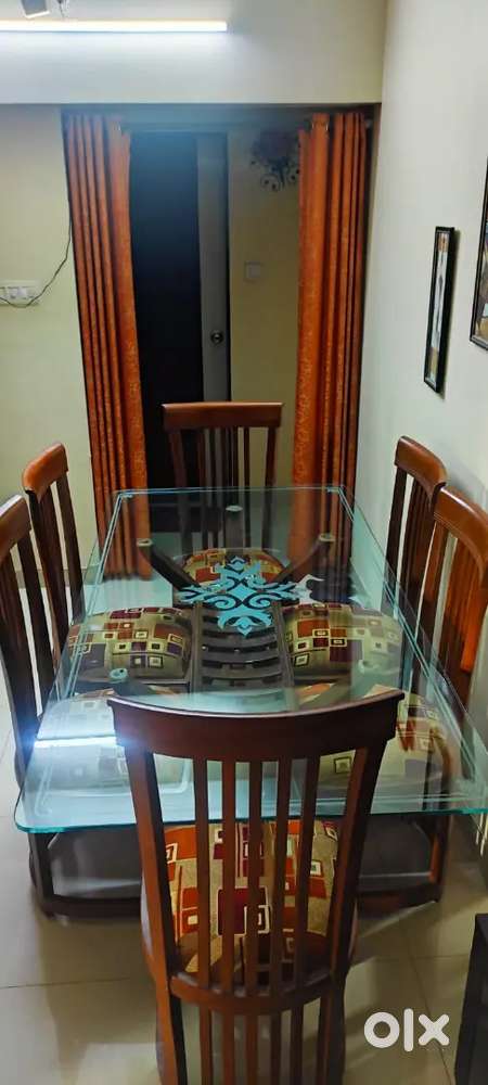 6 seater dining table in new condition