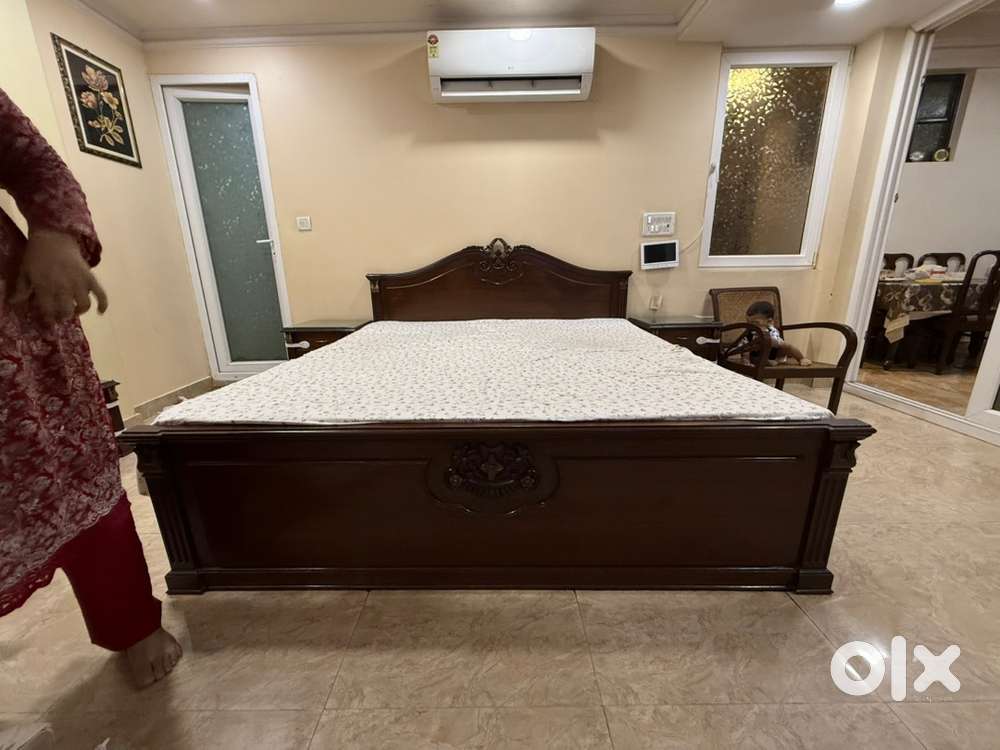 Sagwan wood carving bed with side tables