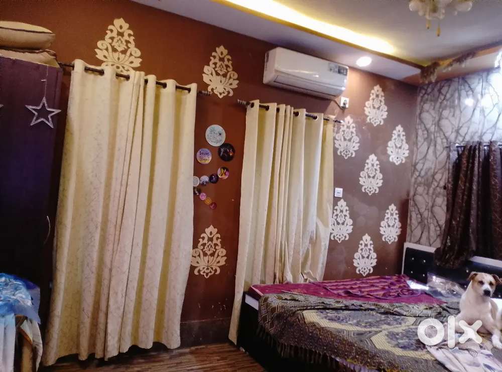 1 fully furnished room available in  a pre occupied house in dhakuria.