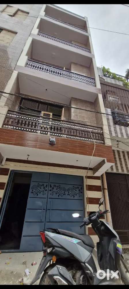 40 gaz 5 Manzil
13 by 28 size 
1 bhk layout 
Road 20