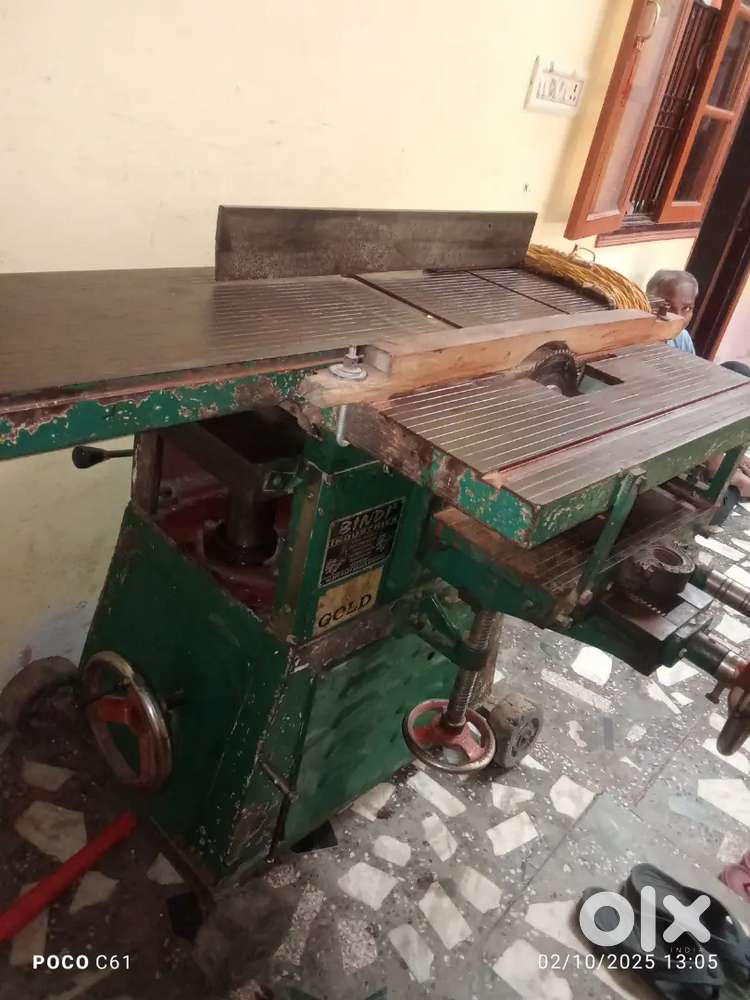 Machine useful for carpenter... Wood cutter machine ...
