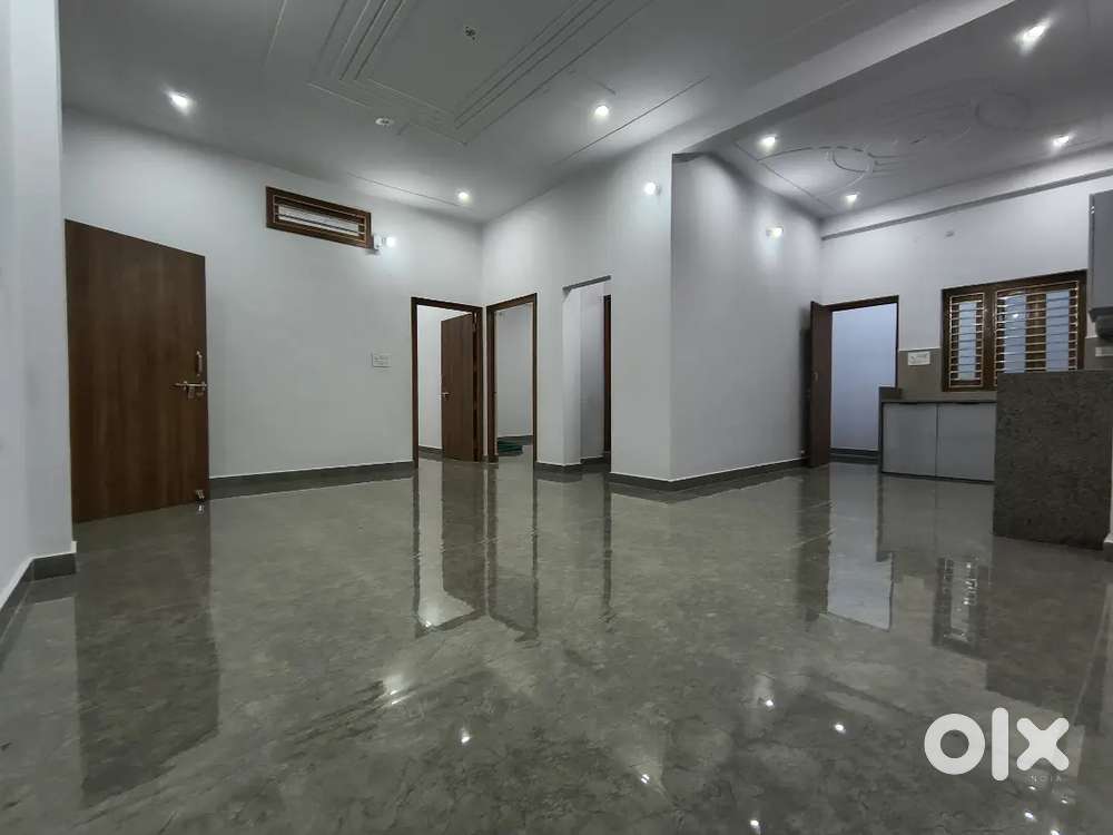 2BHK के 3 अपार्टमेंट 40ft चौड़े सड़क पर कार पार्किंग के साथ उपलब्ध है।