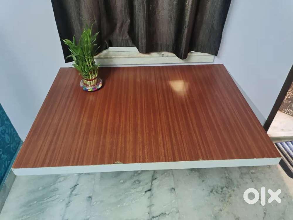 Wall mounted foldable table