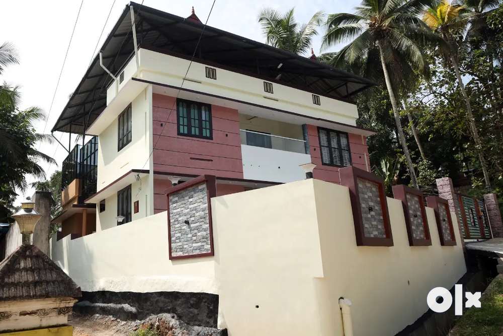 HOUSE FOR SALE-8 CENT (80 LAKHS NEGOTIABLE RATE )