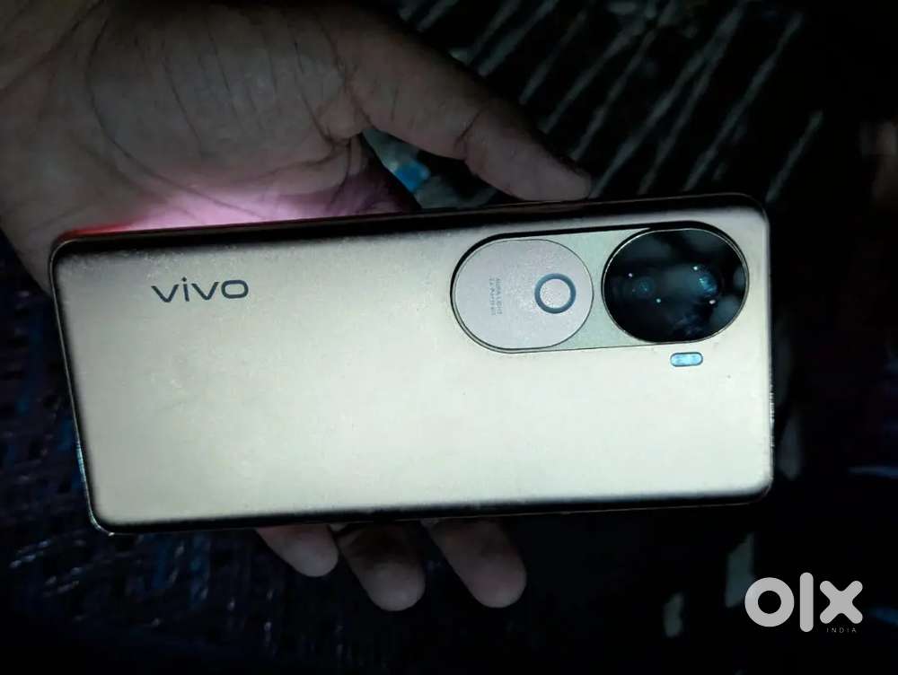 Vivo V40e 256gb 7 mahine purana h bs all ok