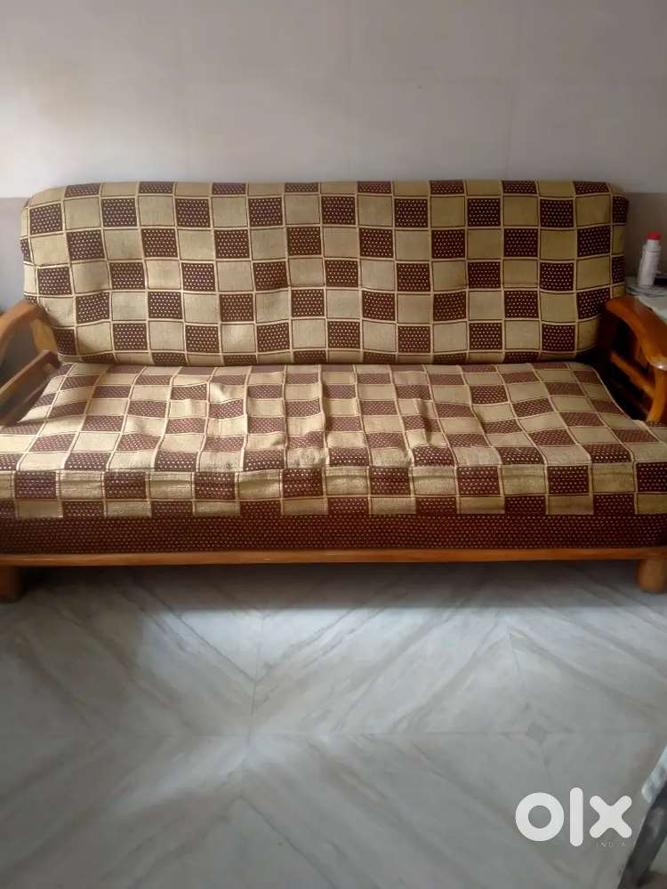 Sofa with two chairs
