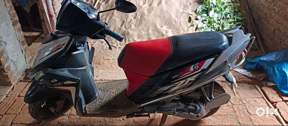 Scooty yamaha ray zr
