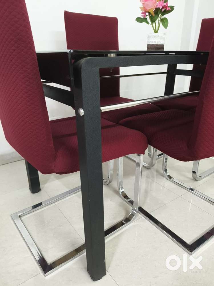 4 Seater Dinnig table - Good Conditions
