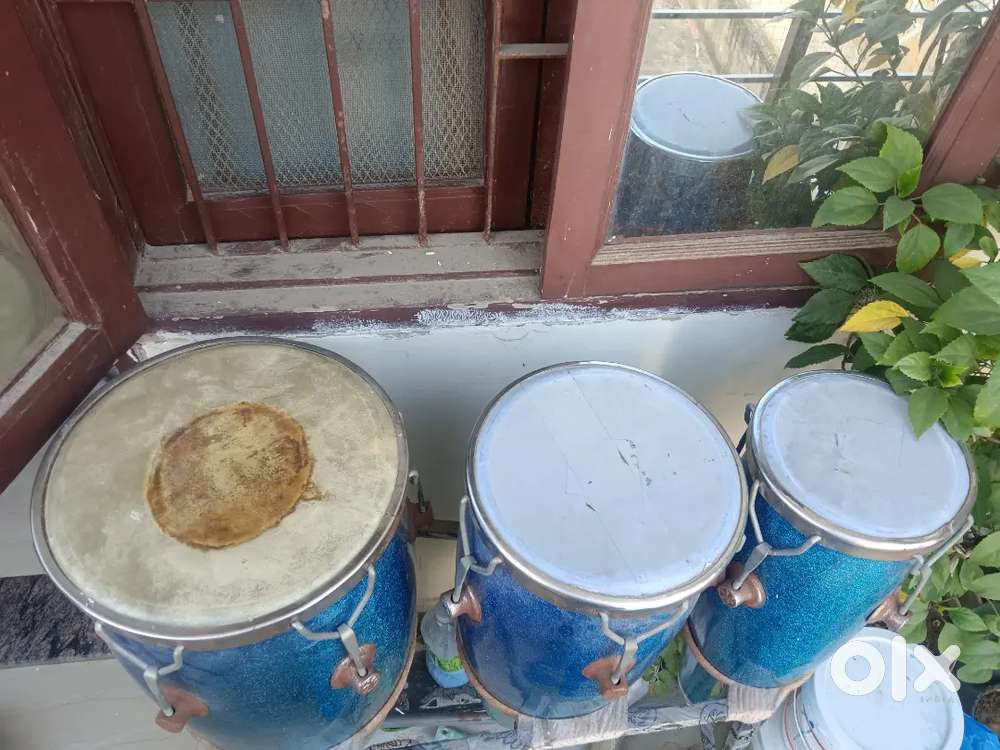 3 set congo with stand.