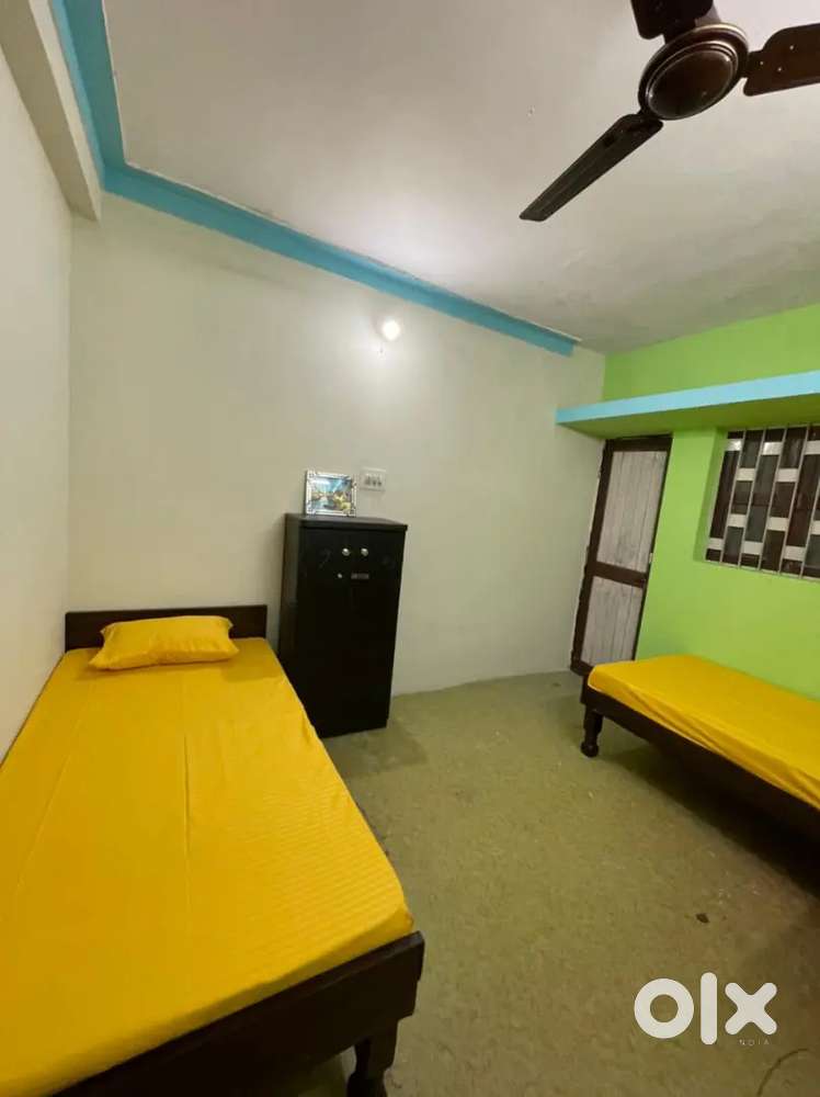 Boys and girls pg available in main road walking distance