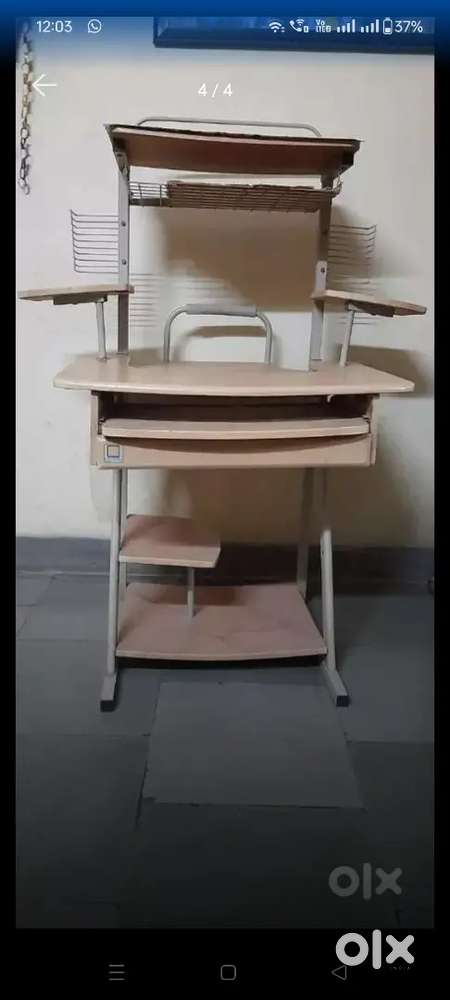 Folding computer table