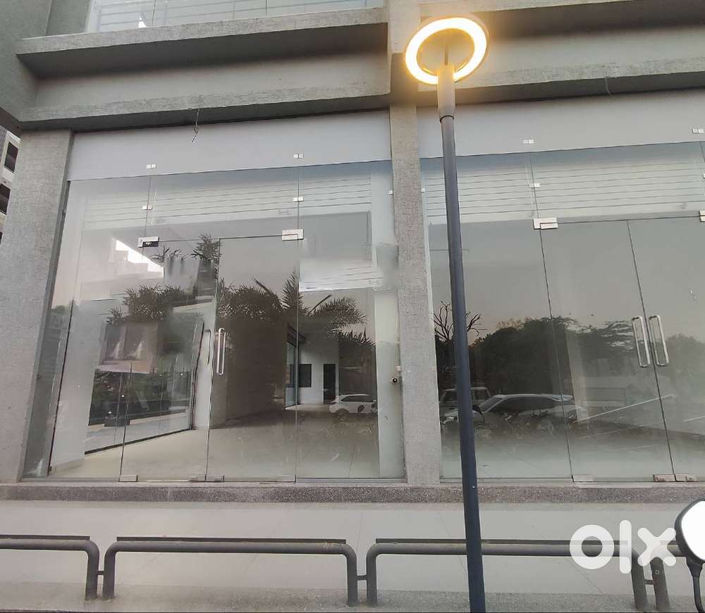 Cornerside Spacious Showroom for RENT