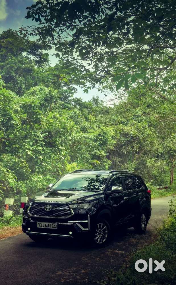 Toyota Innova Hycross 2025 Petrol Well Maintained