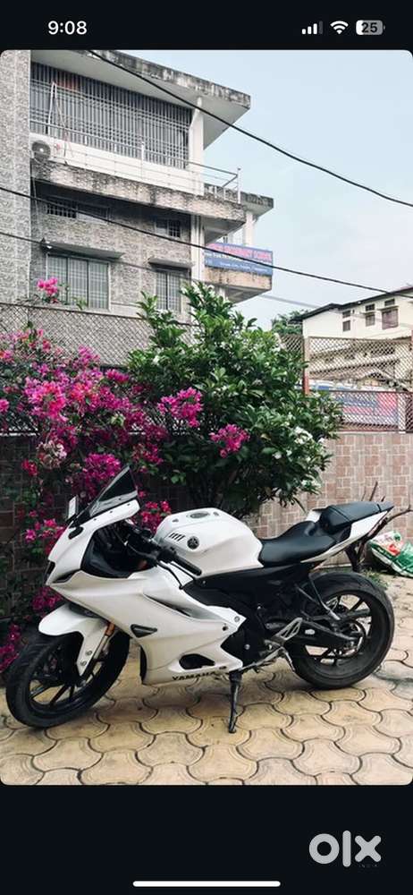R15 v4 white and black