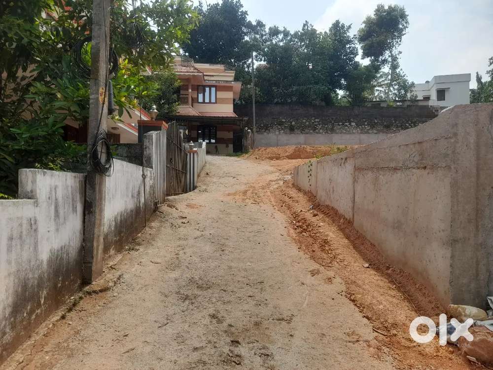 100metter mainroad Thachottukavu near house plot