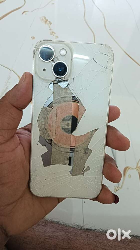 iPhone 13 8 /128 battery health 70%