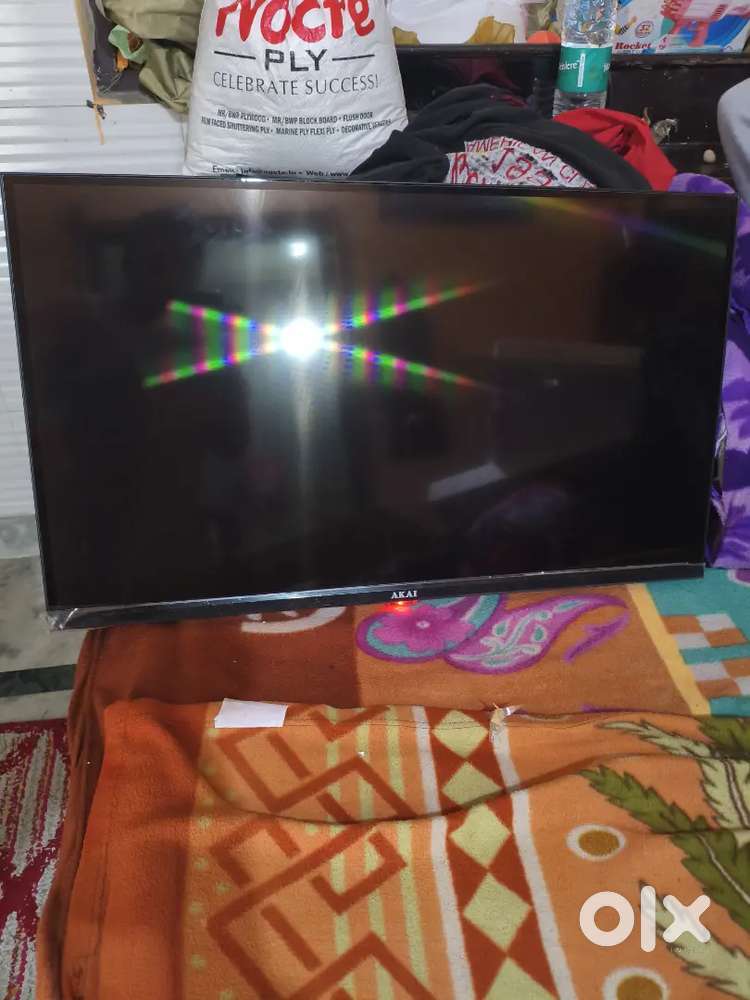 Google ka Akai TV hai 32 inchi smart TV hai Google chalta hai ismein a