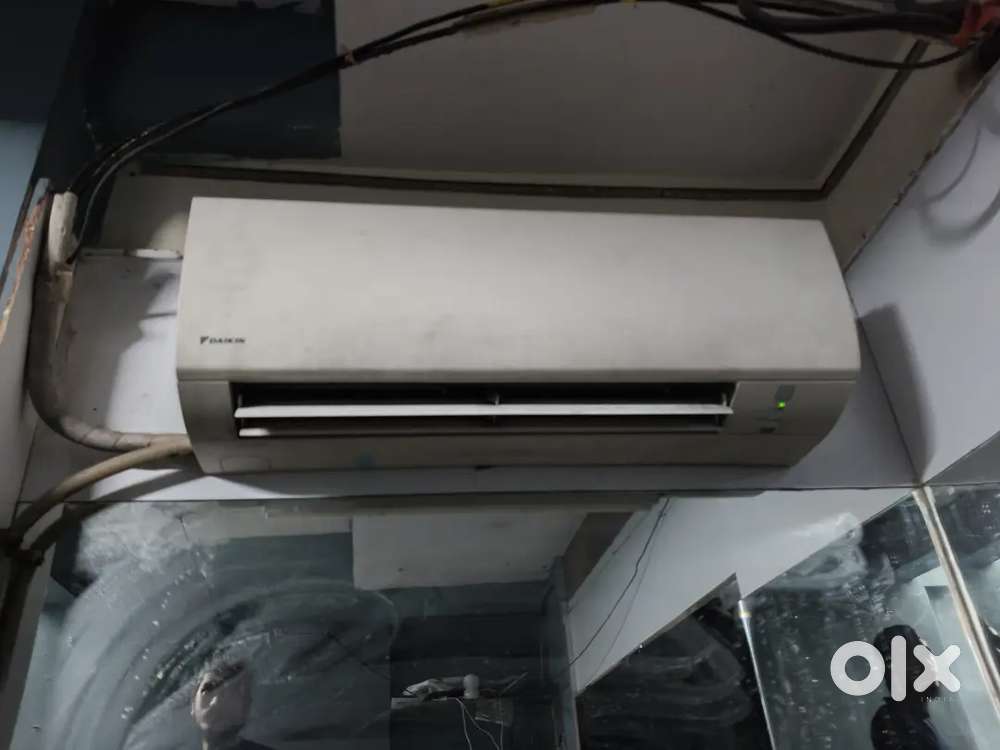 1 ton Daikin ac non inverter