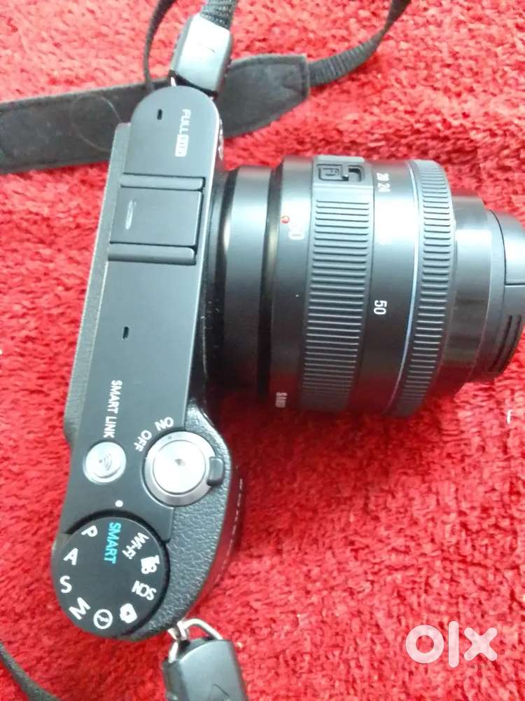 Samsung NX 1000 mirrorless digital camera