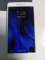 Mobile phone ke ek side me daag hai