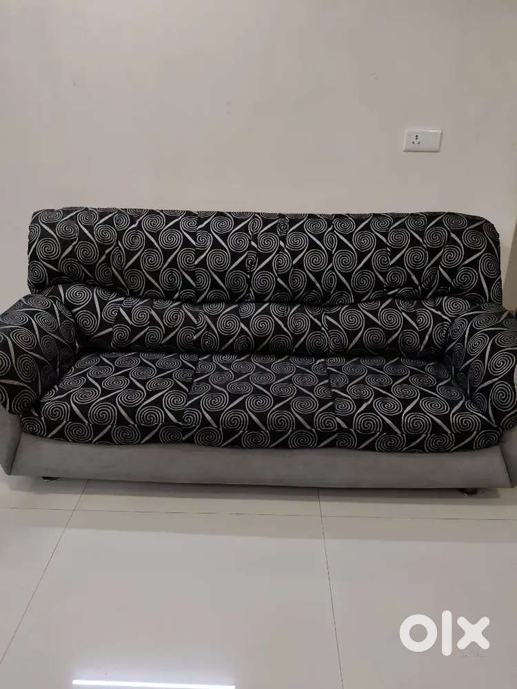 5 Seater Sofa (3+1+1) set very good condition