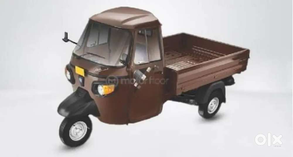 Three weeler tempo driving