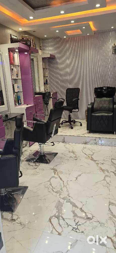 Female receptionist for beauty parlour & Spa