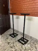 Studio speaker monitors stand