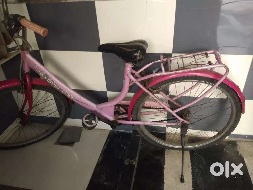 It's hero cycle ladies bicycle and running condition and super conditi
