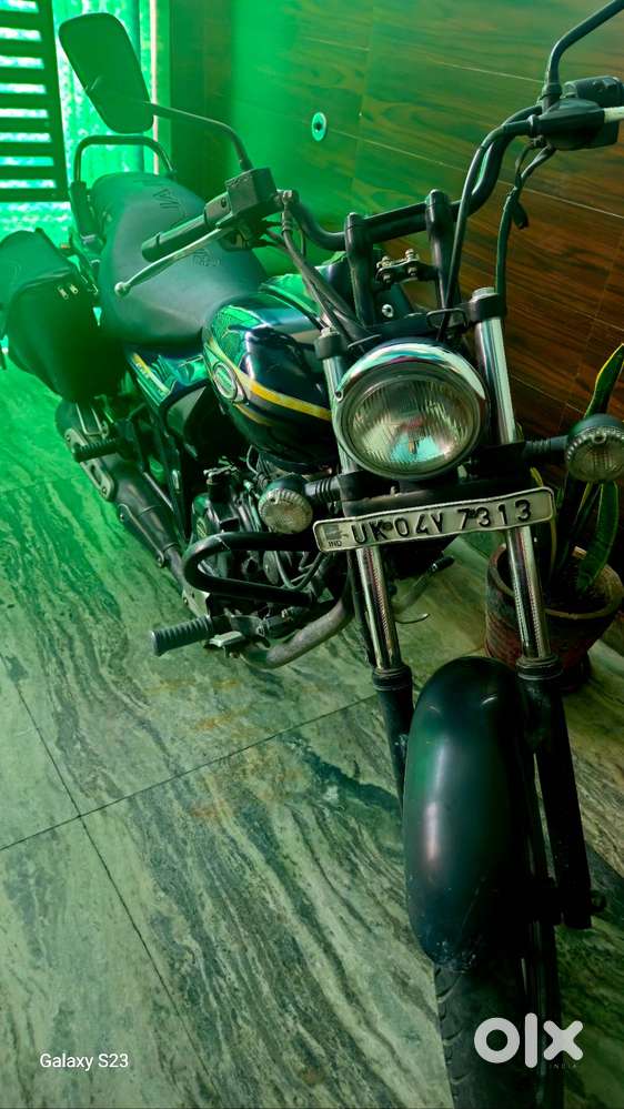 Bajaj Avenger 150 Street