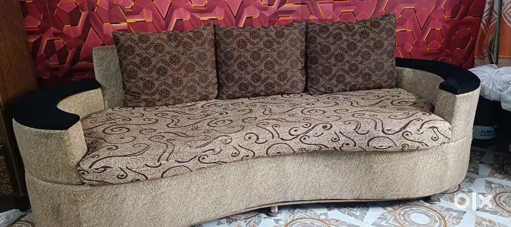 Sofa with diwan and 5 pillows