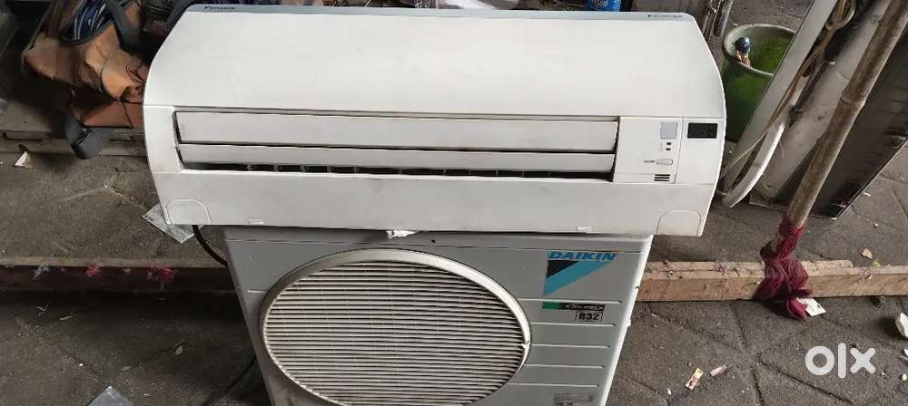 Daikin 1 ton inverter AC 4 Star